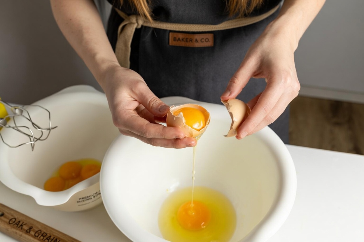 Egg, Garlic, and Honey Habit: A Simple Kitchen Trick Many Seniors Wish They Knew Earlier