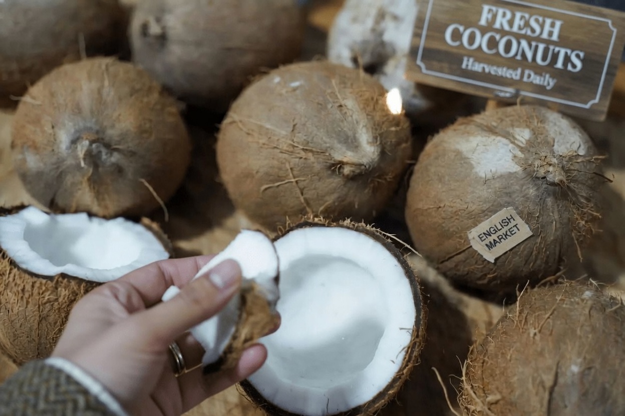 Discover This Simple 2-Minute Coconut Oil Habit That Seniors Are Trying for Their Skin Care