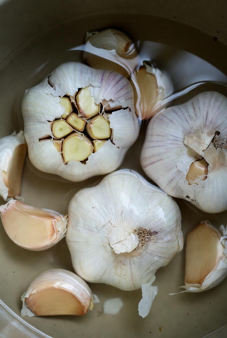 How Garlic and Cloves May Support Better Circulation and Leg Comfort as You Age