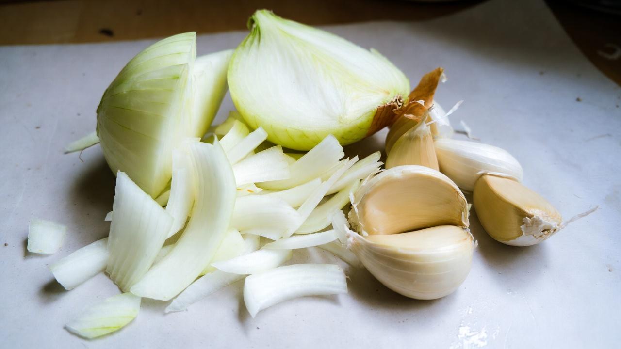 Can Onions and Garlic Support Vein Health and Comfort? Exploring the Potential Benefits