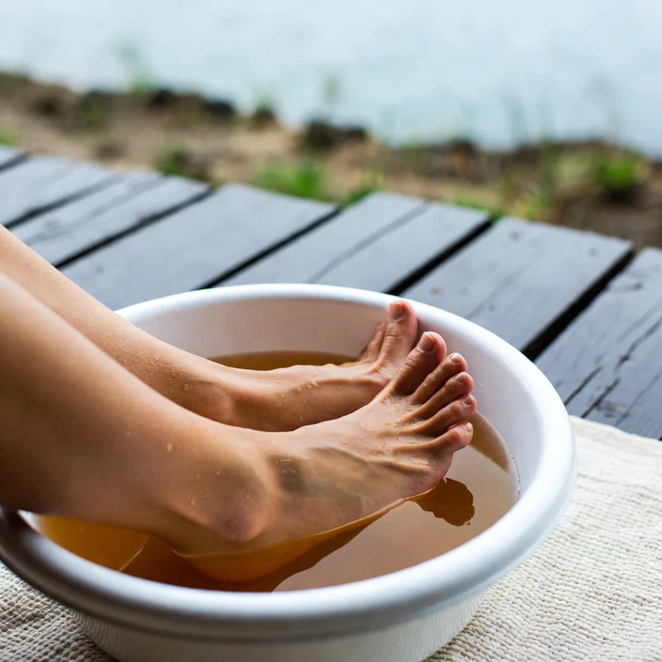 Soaking feet in vinegar is a natural treatment for feet