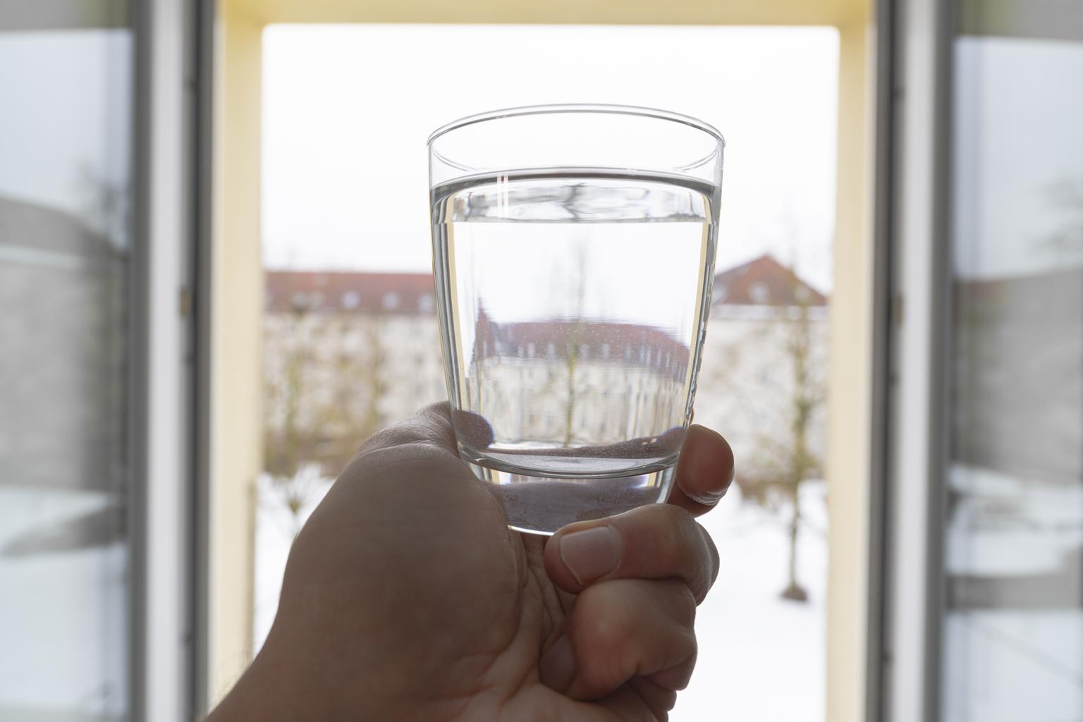 Cardióloga Advierte_ 3 Errores al Beber Agua Tibia por la Mañana Después de los 60